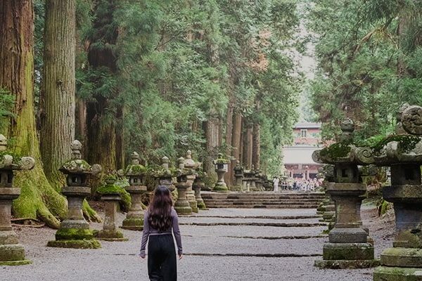 ryokou1 girl walking on the road of shrine