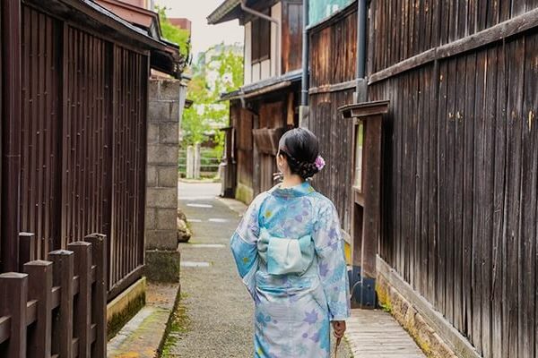 ryokou5 girl wearing the kimono and waling the street at Takayama